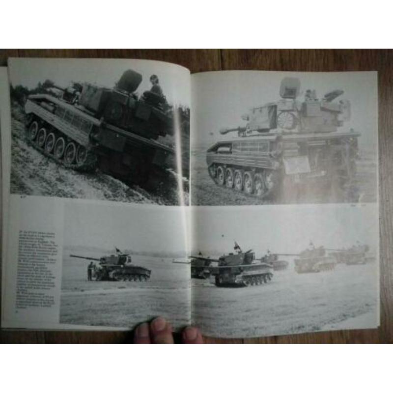 tanks illustrated 18, self propelled howitzers