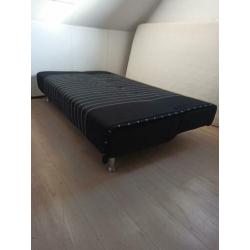 Bedbank zwart gestreept met losse matras 110x190