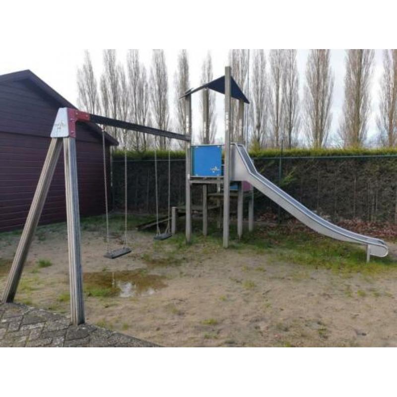 Degelijk speeltoestel met 2 schommels en RVS glijbaan