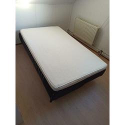 Bedbank zwart gestreept met losse matras 110x190