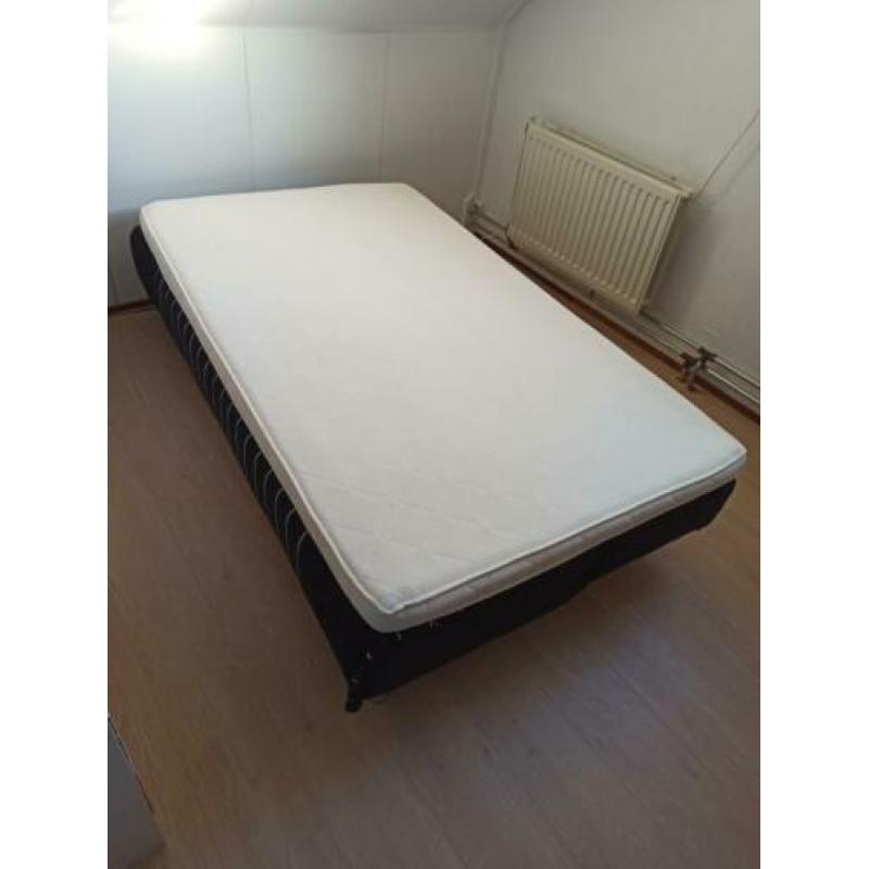 Bedbank zwart gestreept met losse matras 110x190