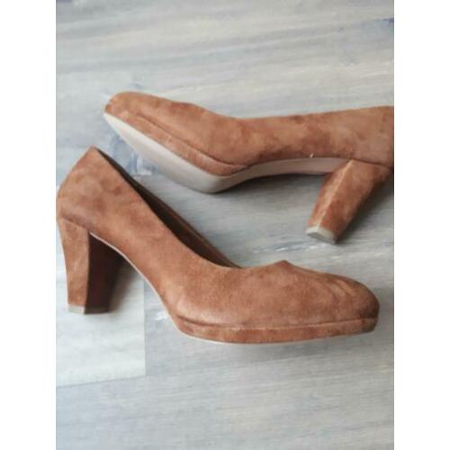 Nieuwe suede pumps. Mt 42. Cognac kleur.