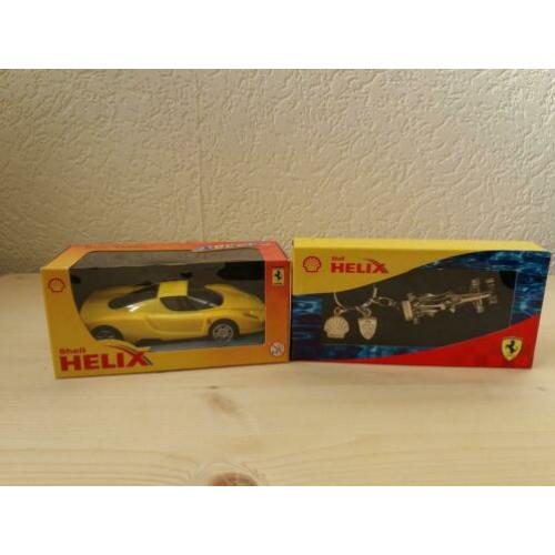 Shell Helix olie Enzo Ferrari 1:38 en een F1 sleutelhanger