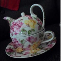 Tea for one. Theepotje met kop en schotel.