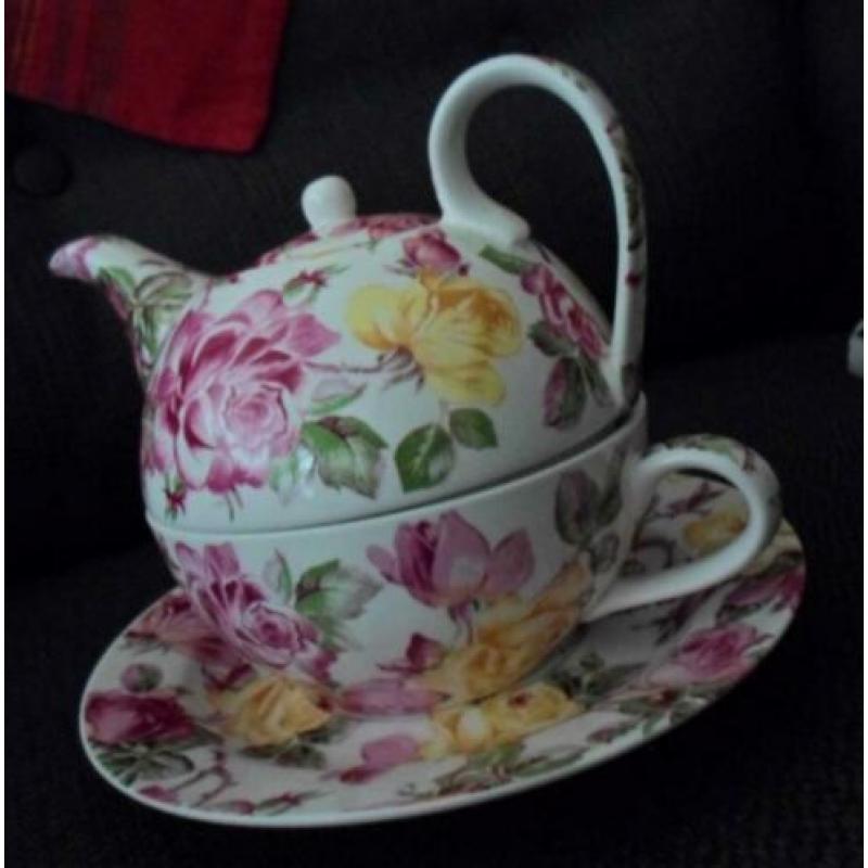 Tea for one. Theepotje met kop en schotel.