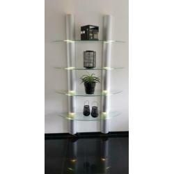 Hangende designkast met indirecte verlichting.