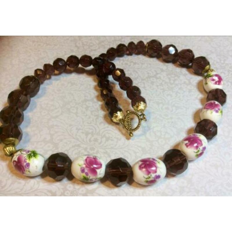 Ketting grote kristallen en keramiek bloemen wijnrood