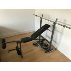 Halterbank met dumbbells