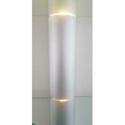 Hangende designkast met indirecte verlichting.
