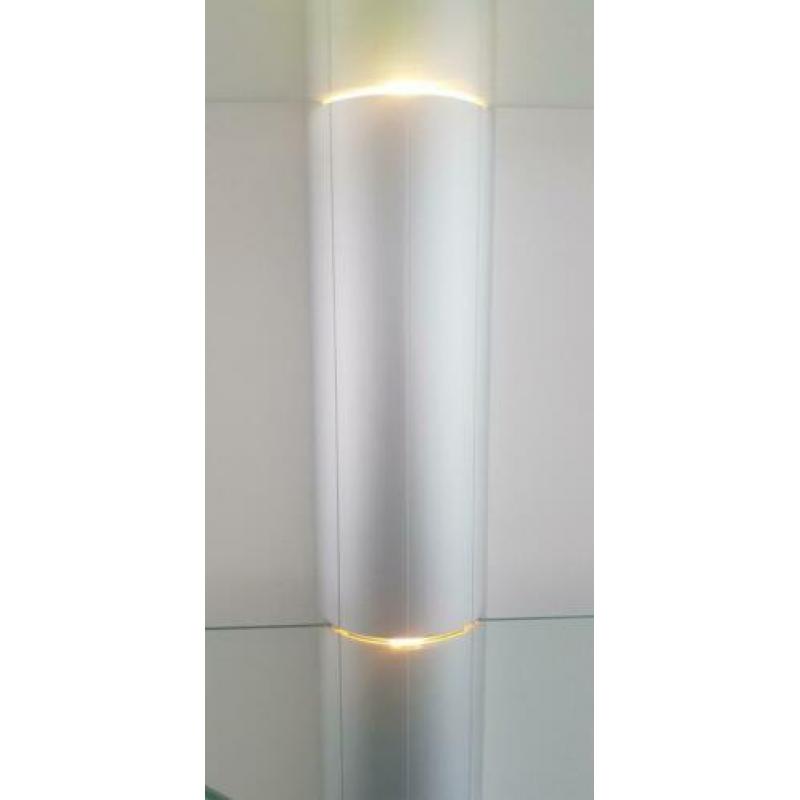 Hangende designkast met indirecte verlichting.