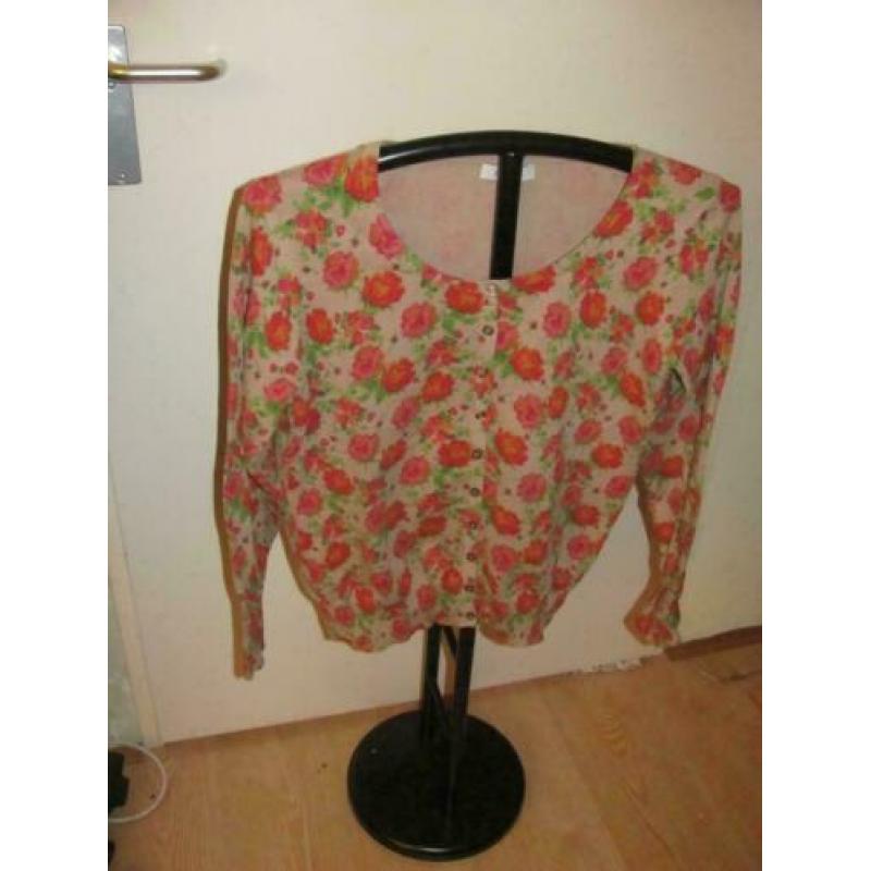 Prachtige vest met gekleurde roosjes erop maat XL...