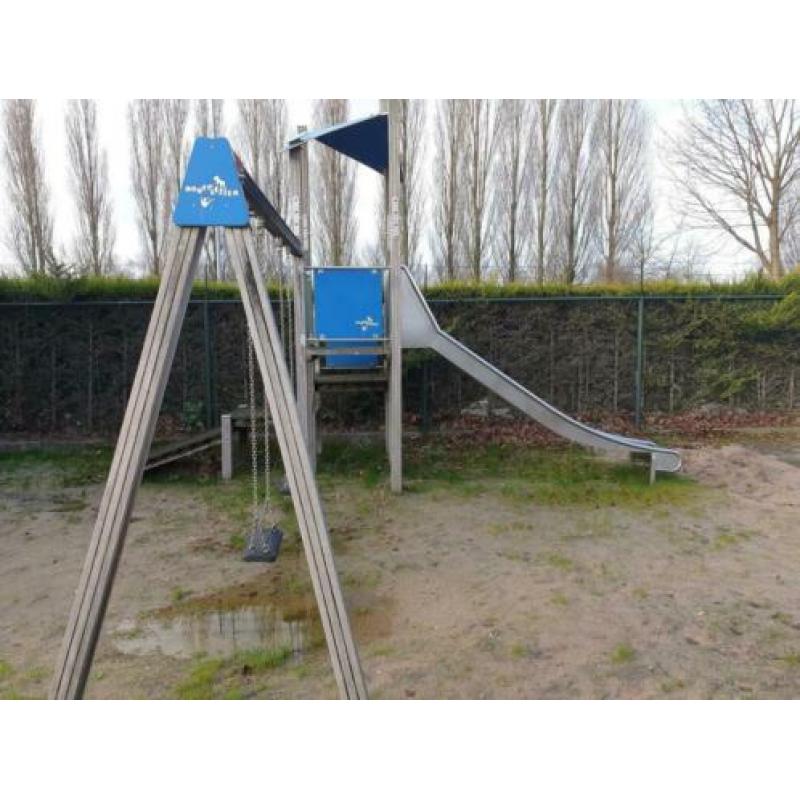 Degelijk speeltoestel met 2 schommels en RVS glijbaan