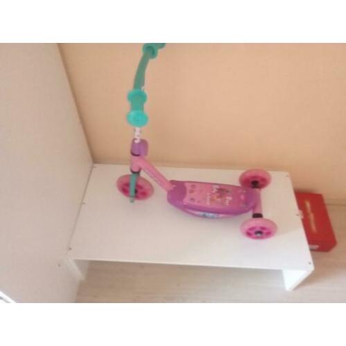 Te koop aangeboden een leuke roze peuter step