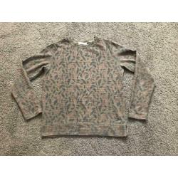 EDC sweater grijs/groen met rood blaadje maat S
