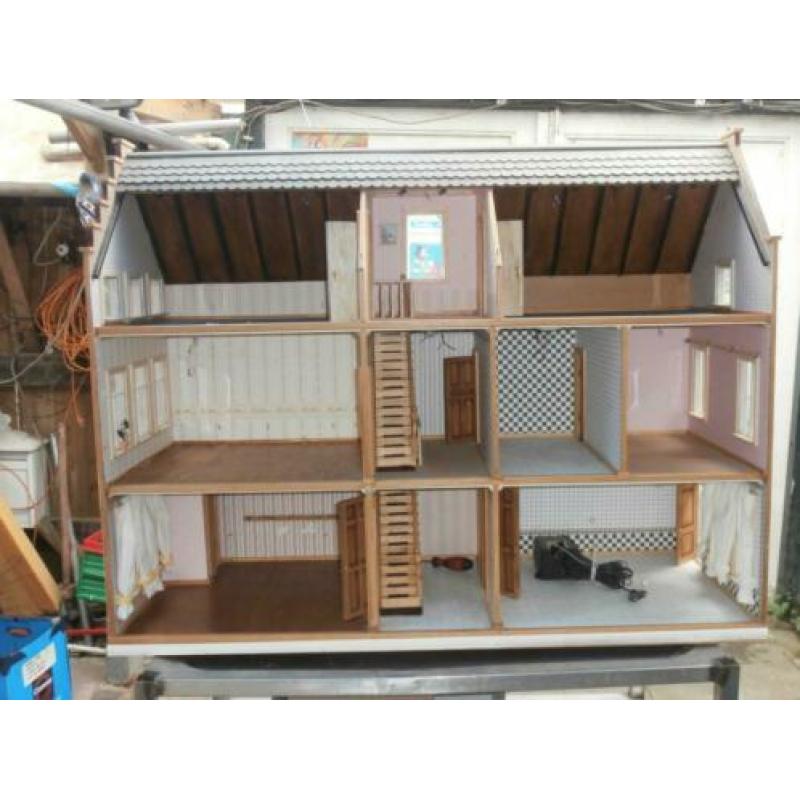 Poppenhuis Delfts grachtenpand