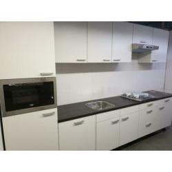 INNOVARE Keukens: Kwaliteit Showroomkeuken ca. 340 cm !
