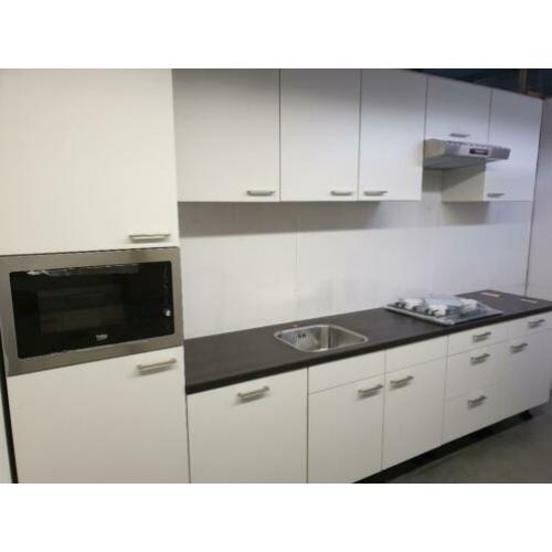 INNOVARE Keukens: Kwaliteit Showroomkeuken ca. 340 cm !