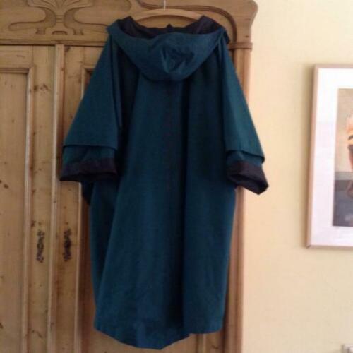 Groene design regenjas van Zweedse merk Margareta Forslund