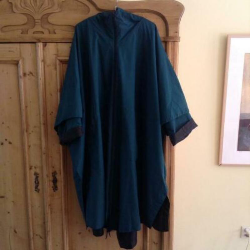 Groene design regenjas van Zweedse merk Margareta Forslund
