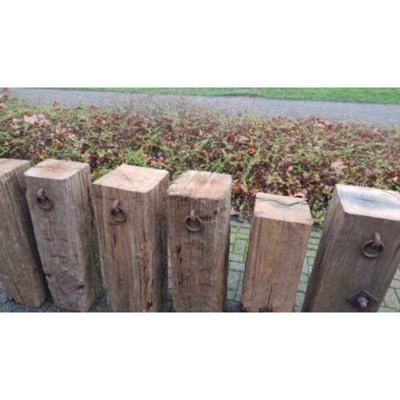 Houten meerpalen zuilen