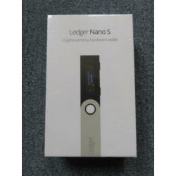Ledger Nano S + Less is More USB Adapter Nieuw & Geseald