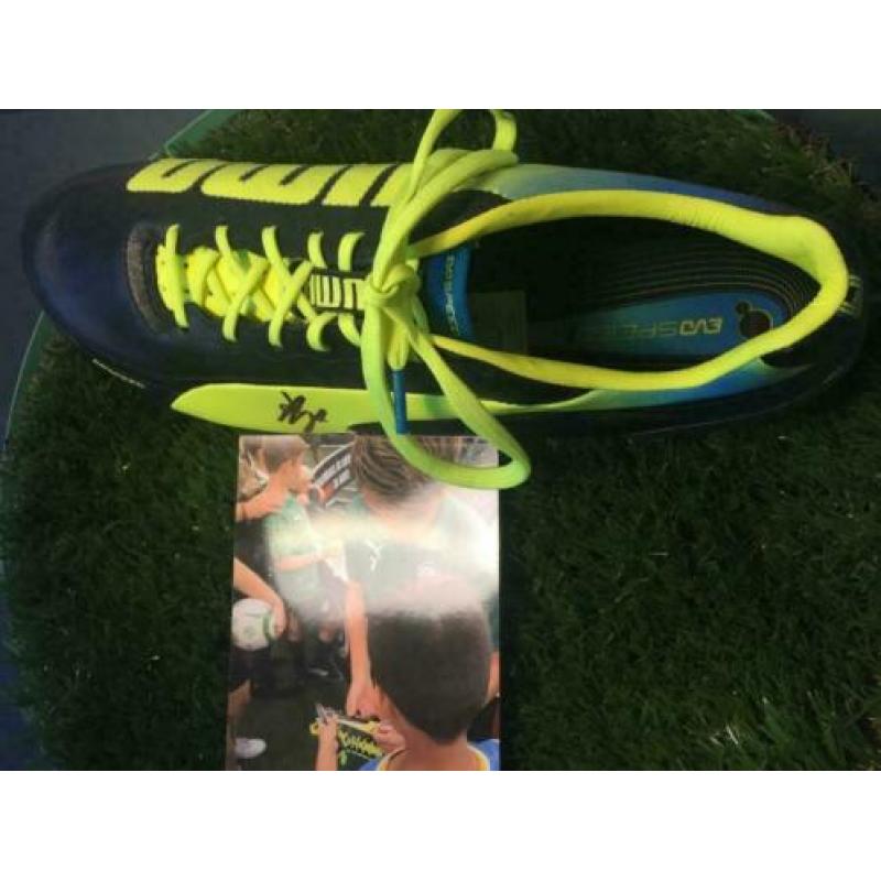 PSV voetballer Ritsu Doan gesigneerde nieuwe Puma schoen.