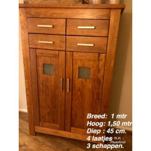Mooie wandkast, hoog dressoir. Veel bergruimte.