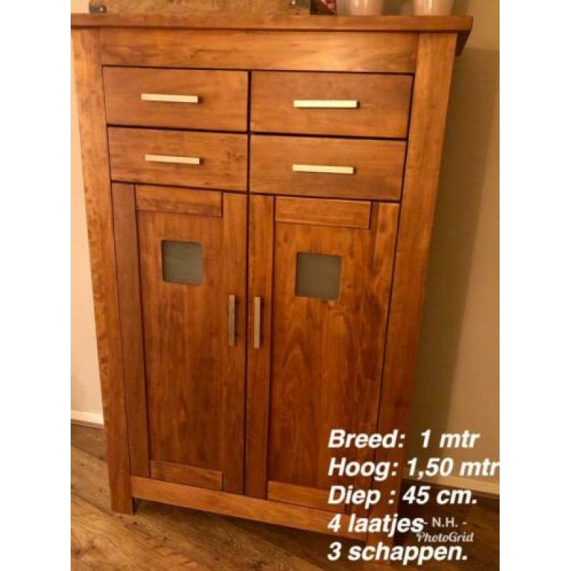 Mooie wandkast, hoog dressoir. Veel bergruimte.