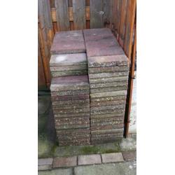 Rode 30 x30 beton tegels 110 stuks 3 halve Totaal +/- 10 m2