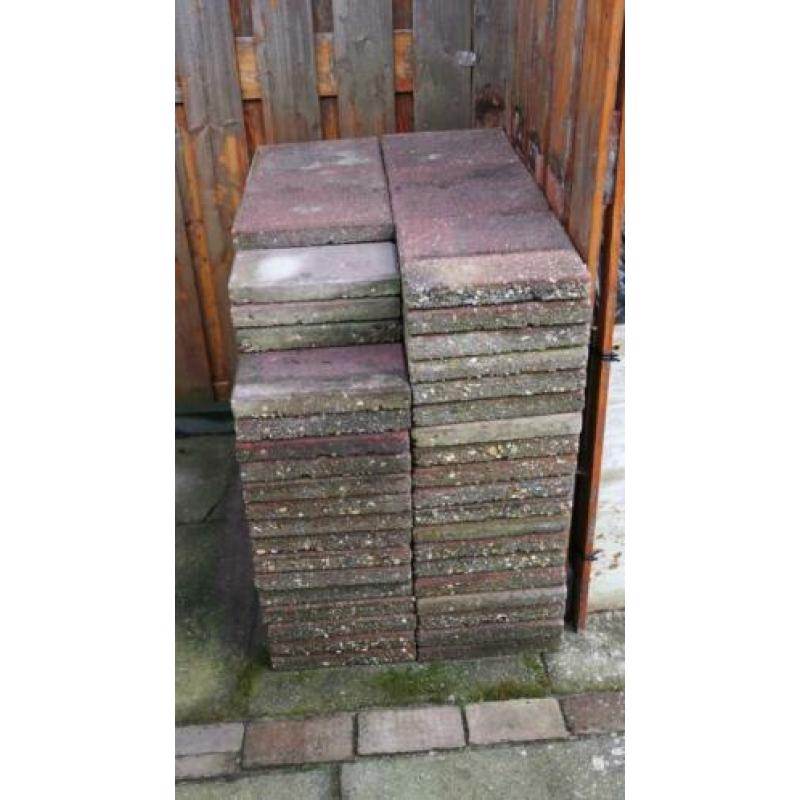 Rode 30 x30 beton tegels 110 stuks 3 halve Totaal +/- 10 m2