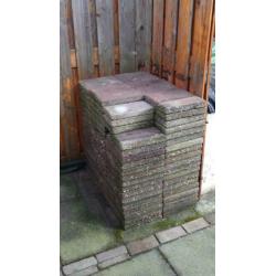 Rode 30 x30 beton tegels 110 stuks 3 halve Totaal +/- 10 m2