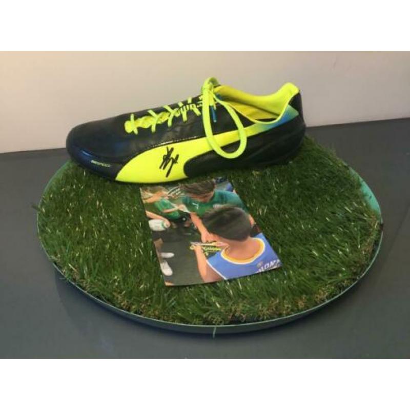 PSV voetballer Ritsu Doan gesigneerde nieuwe Puma schoen.