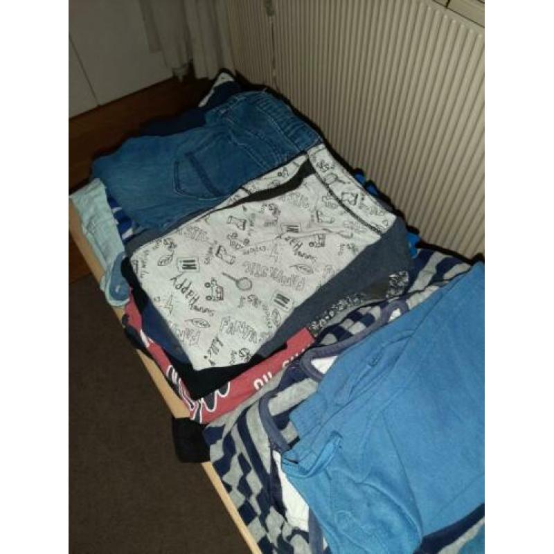 Jongenskleding, broeken, blouses, slaapzak, shirts