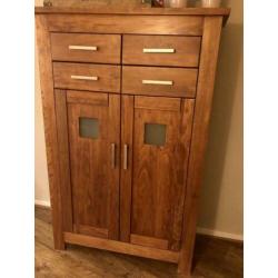 Mooie wandkast, hoog dressoir. Veel bergruimte.