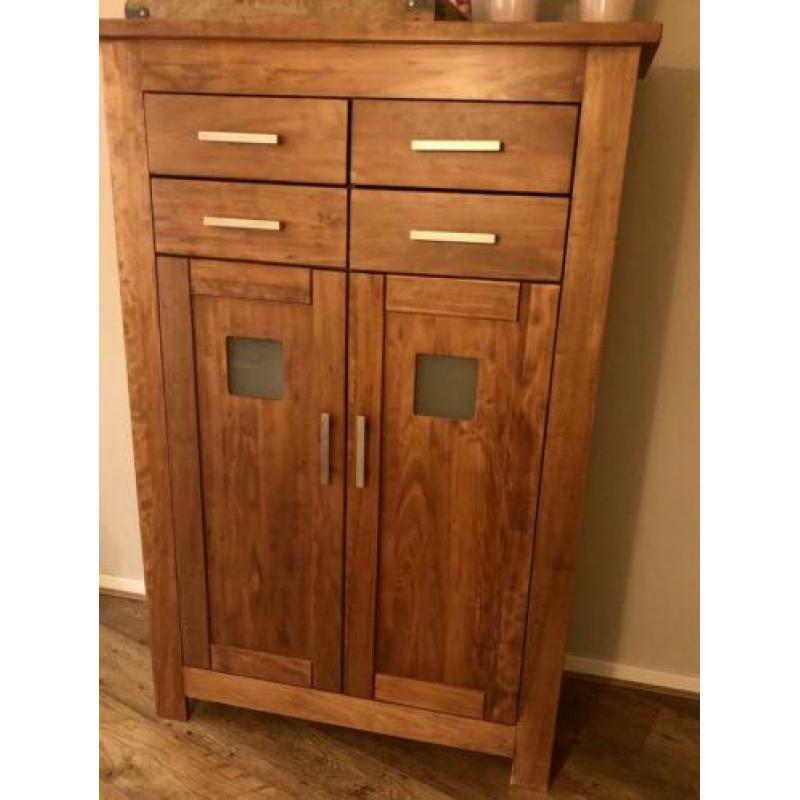 Mooie wandkast, hoog dressoir. Veel bergruimte.