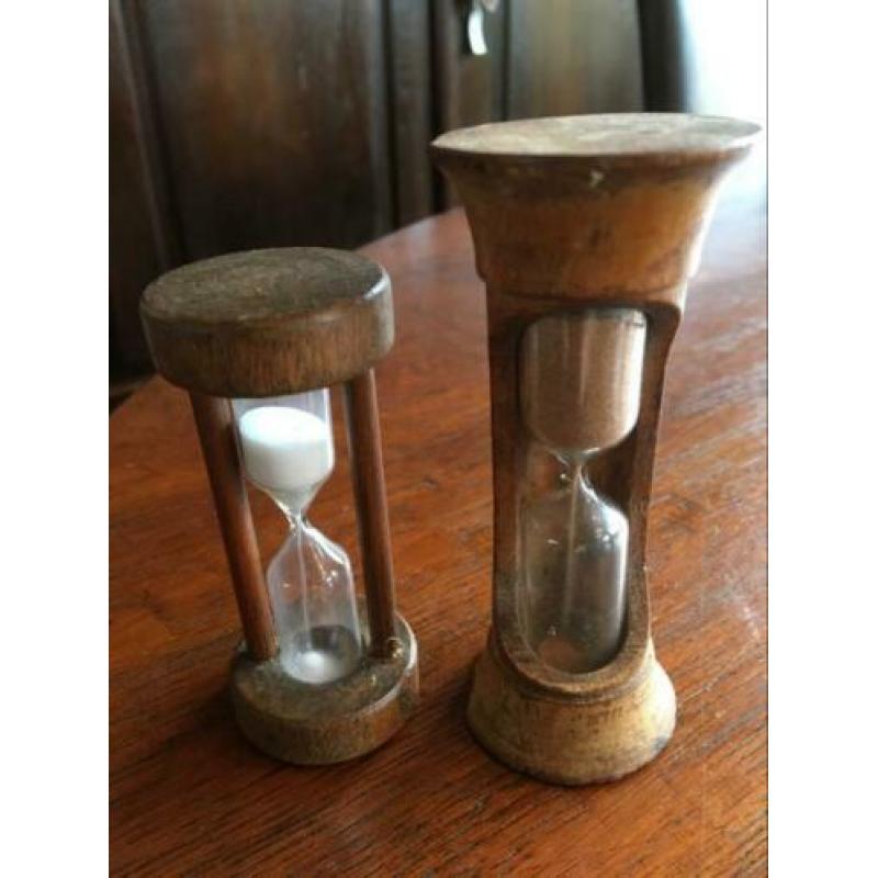 2 houten zandlopers , 1 antiek