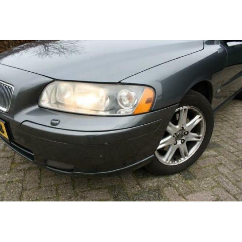 Volvo V70 2.4 D5 AWD Momentum LEDER (bj 2006)