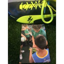 PSV voetballer Ritsu Doan gesigneerde nieuwe Puma schoen.