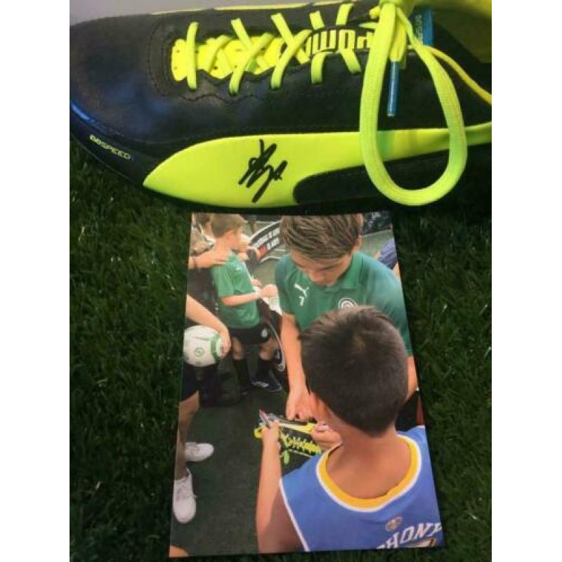 PSV voetballer Ritsu Doan gesigneerde nieuwe Puma schoen.