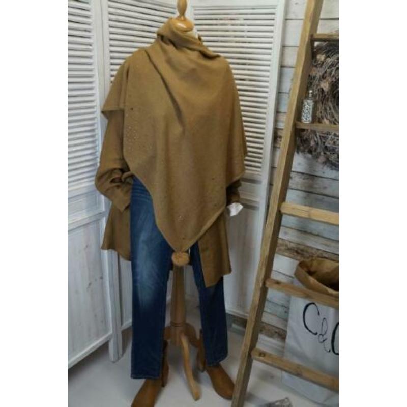 *NIEUW* Camel poncho van BLUOLTRE met strass
