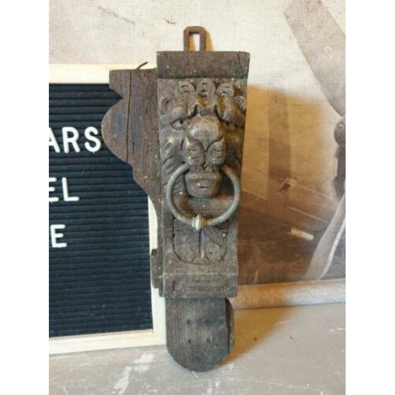 Antiek houten ornament leeuwenkop