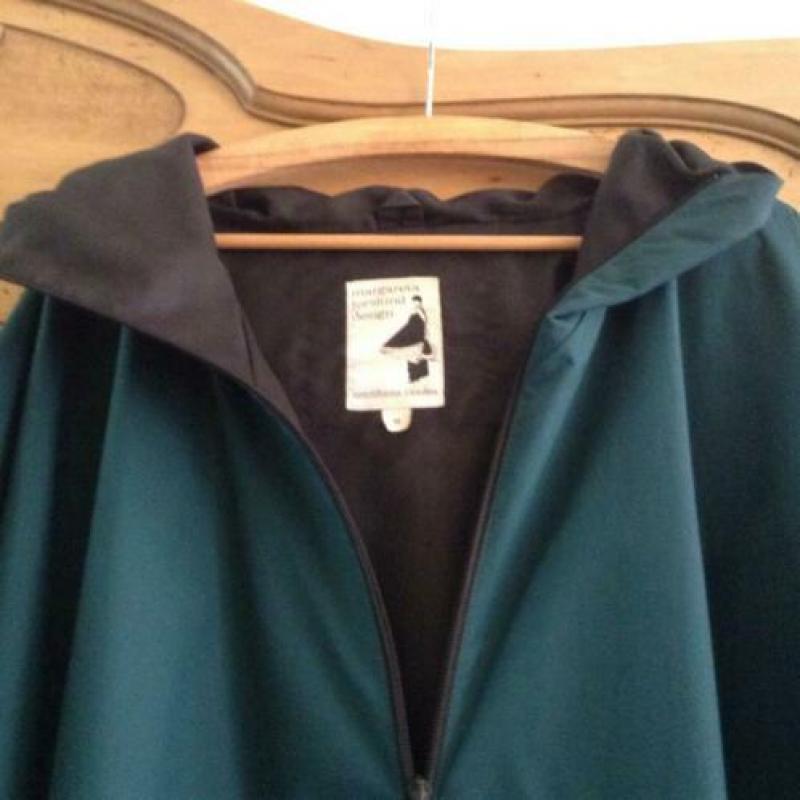 Groene design regenjas van Zweedse merk Margareta Forslund