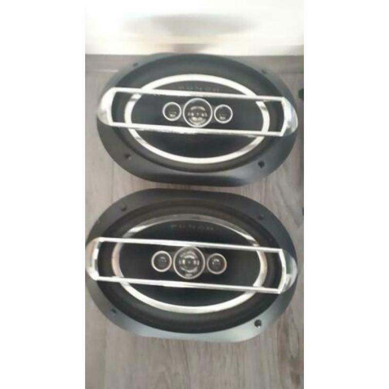 Auto speakerset. Caliber en Punch.