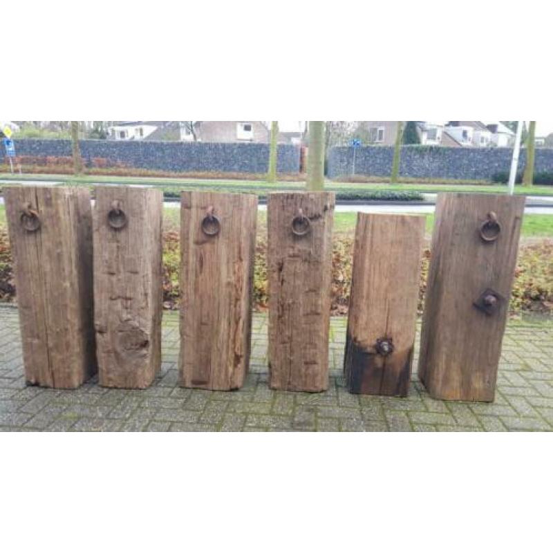 Houten meerpalen zuilen
