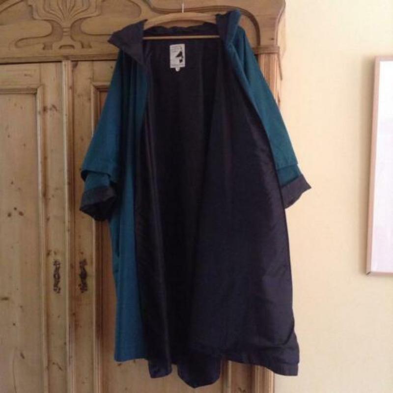 Groene design regenjas van Zweedse merk Margareta Forslund