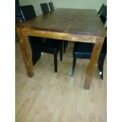 Eettafel met eetstoelen