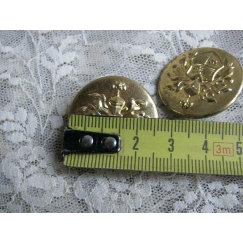 2 x oude knoop van koper - ridder met schild / 2,5 cm