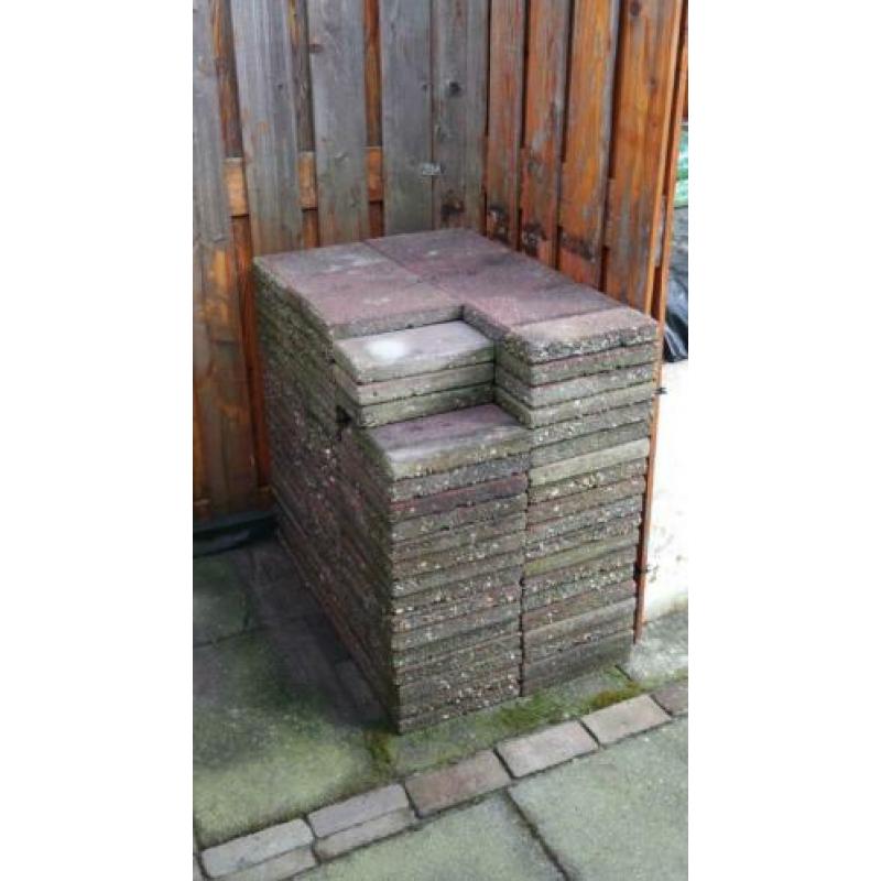 Rode 30 x30 beton tegels 110 stuks 3 halve Totaal +/- 10 m2