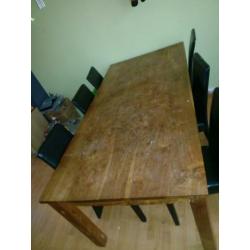 Eettafel met eetstoelen