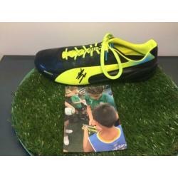 PSV voetballer Ritsu Doan gesigneerde nieuwe Puma schoen.